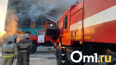 В Омске на Левобережье горит ТЦ