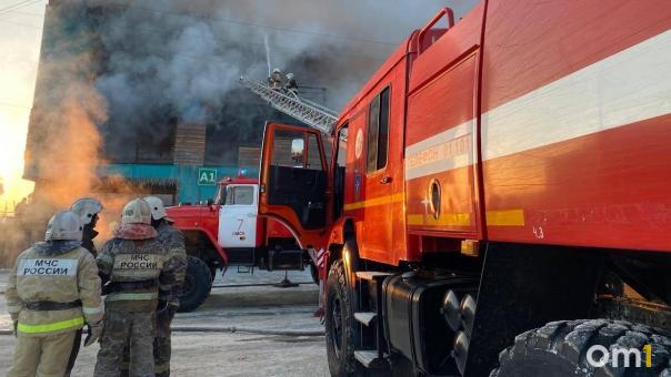 В Омске на Левобережье горит ТЦ