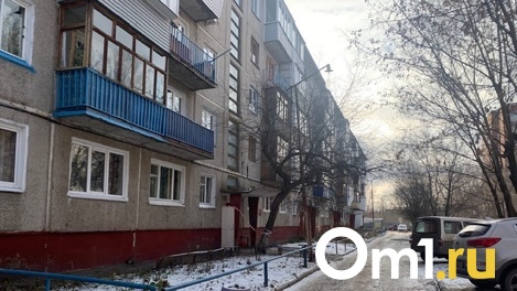 Омич напал с ножом на соседа по лестничной клетке