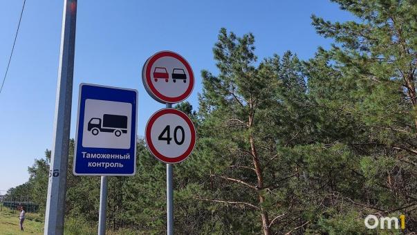 Омич предлагал таможеннику взятку в 400 долларов, чтобы незаконно перевезти машину