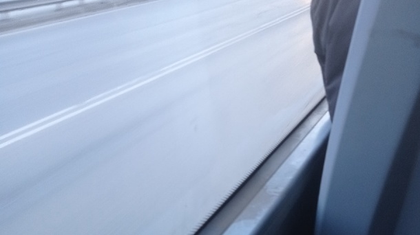 «Страшно прикасаться»: Омичка пожаловалась на грязь в салоне автобуса