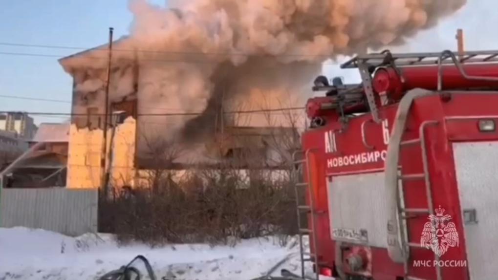 Пожарные спасли ребёнка с крыши горящего дома в Новосибирске вечером 19 февраля