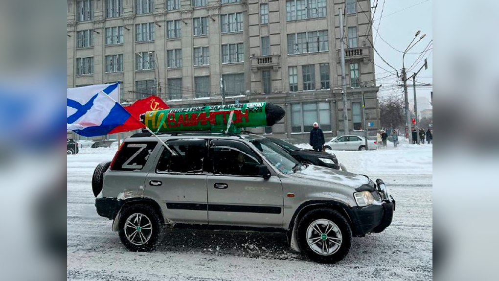 Новосибирцы вновь заметили автомобиль с ракетой «На Вашингтон» на крыше