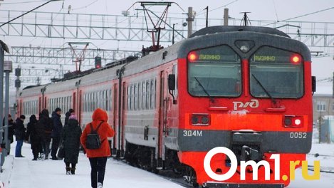 Омич зацепился за поручни отправляющегося поезда и заплатил штраф