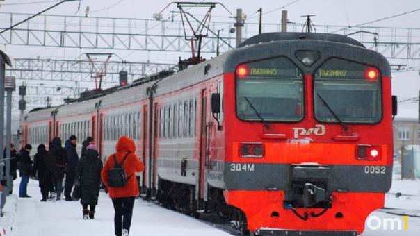 Омич зацепился за поручни отправляющегося поезда и заплатил штраф