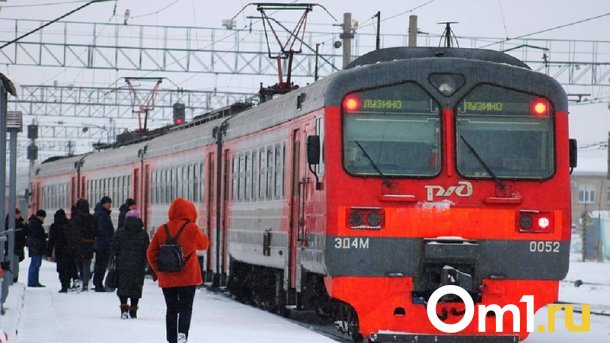 Омич зацепился за поручни отправляющегося поезда и заплатил штраф