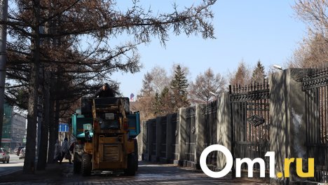 Мэр Новосибирска потребовал убрать с улиц мусоровоз с открытым кузовом