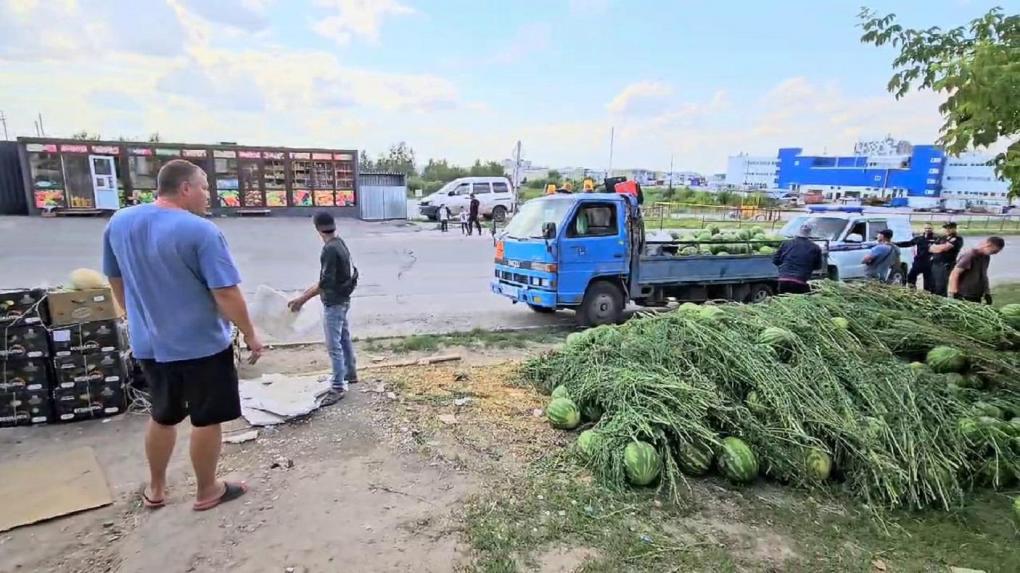 20 тонн арбузов изъяли у мигрантов Октябрьском районе Новосибирска