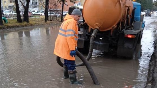 Мэр Омска взял под контроль работу дорожных служб во время непогоды