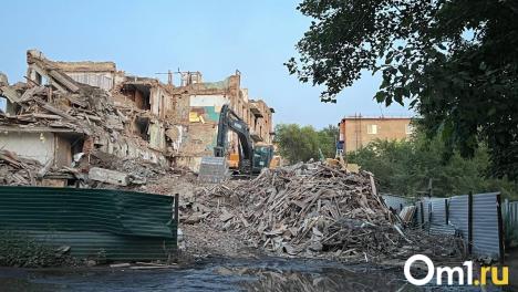 В омских Нефтяниках сносят жуткую пятиэтажку. Что происходит?