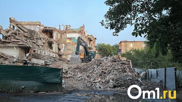 В омских Нефтяниках сносят жуткую пятиэтажку. Что происходит?