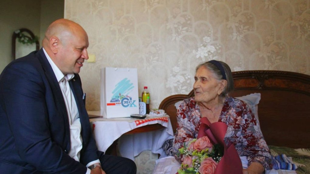 Сергей Шелест поздравил 102-летнюю омичку с Днём города