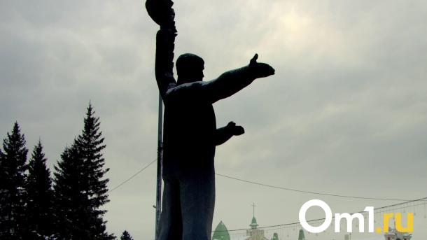 На бульваре Победы скульптуры покрасили в чёрный цвет