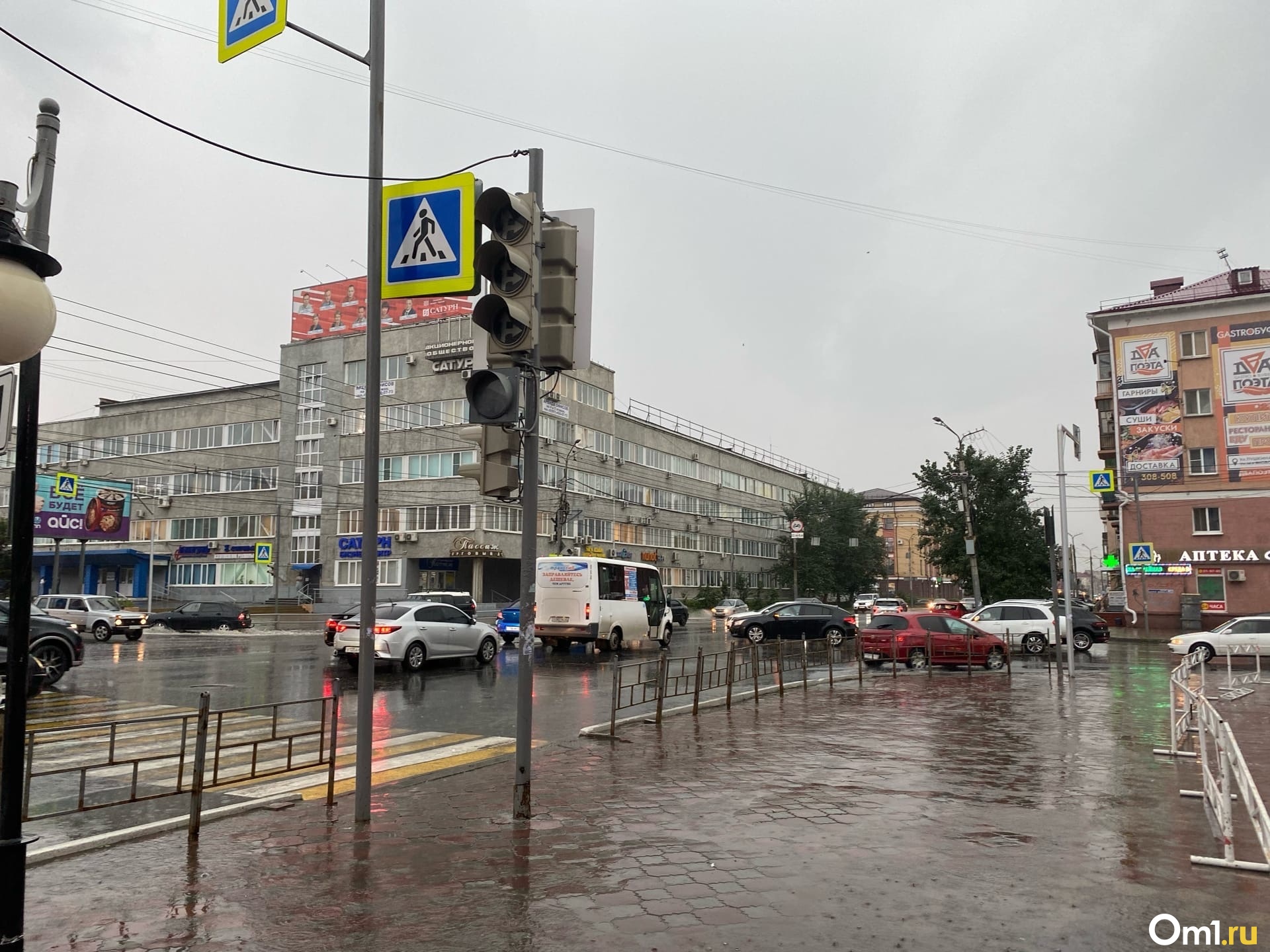 Потемнело как вечером: на Омск обрушился мощный ливень | 28.07.2022 | Омск  - БезФормата