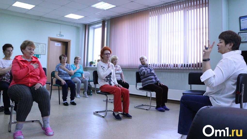 Пенсионерам в Новосибирске открыли «Школу здоровья» с занятиями по ЛФК и тренером