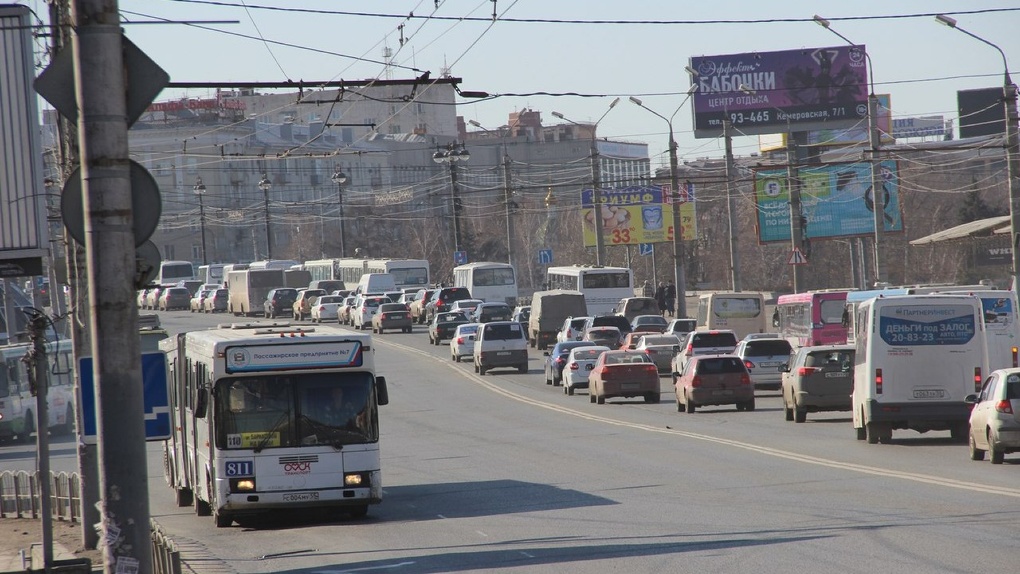 Пробки омск. Пробки на дорогах Омск. Автомобильные пробки в Омске. Пробка машины Омск.