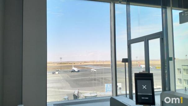 Трое новосибирцев ответят в суде за кражу денег с карт пассажиров Толмачёво
