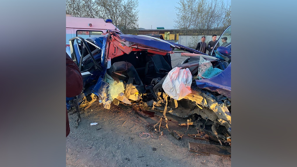 Превратился в груду металла: автомобиль влетел в столб в Новосибирске. ВИДЕО