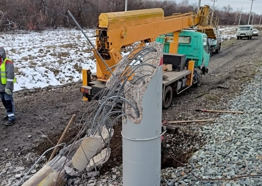 Грузовой поезд столкнулся с автовышкой в Омской области