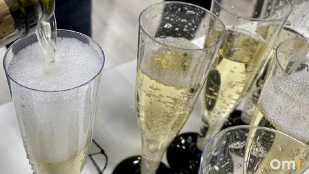 Самым дорогим напитком в Омске оказалось шампанское за 88 тысяч рублей