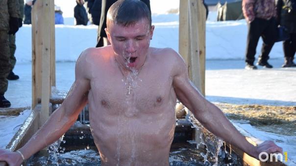 Омичей в морозы пригласили окунуться в купели на «Зелёном острове»