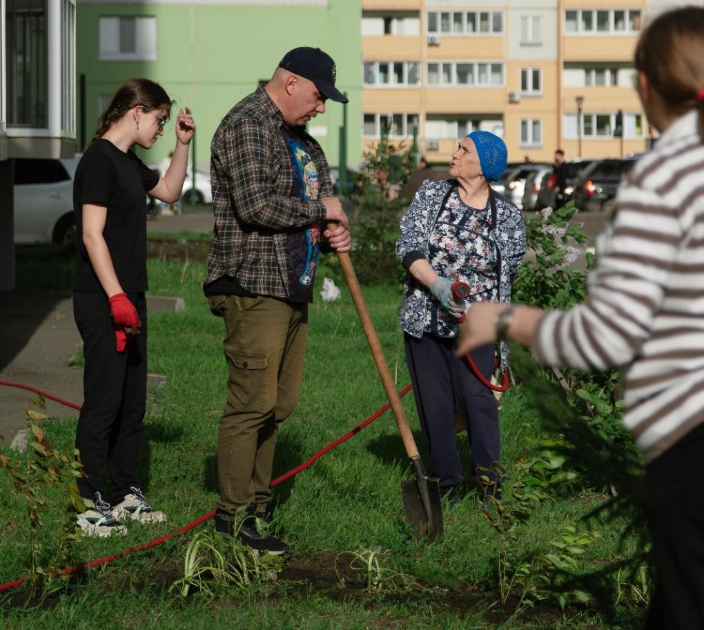 Партия «Новые люди» высадила четвертую аллею в Омске благодаря переработке макулатуры