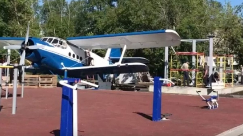 Макет знаменитого самолёта АН-2 установили в Новосибирске. ВИДЕО