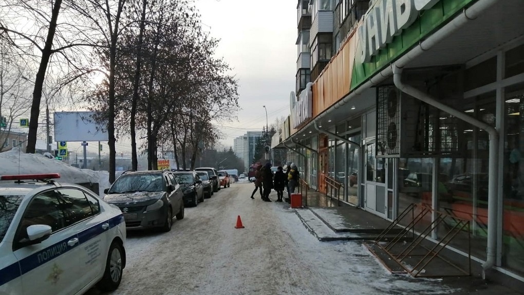 В Новосибирске водитель сбил мать с ребёнком во дворе дома