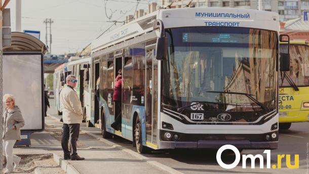 С популярной омской конечной пропала тёплая остановка