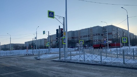 Омская прокуратура через суд потребовала установить пешеходные ограждения около школ
