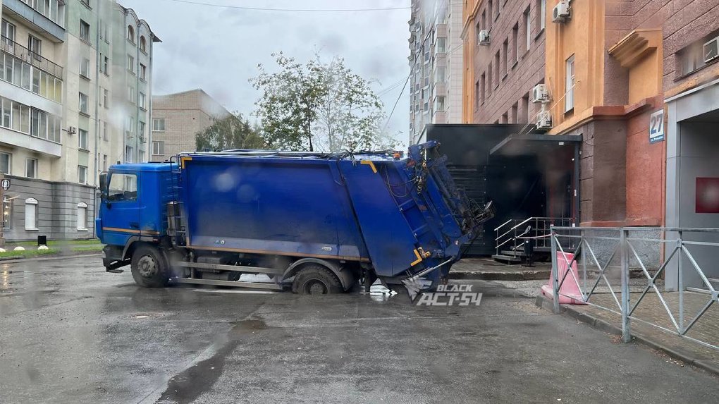 В центре Новосибирска мусоровоз колесом провалился под асфальт