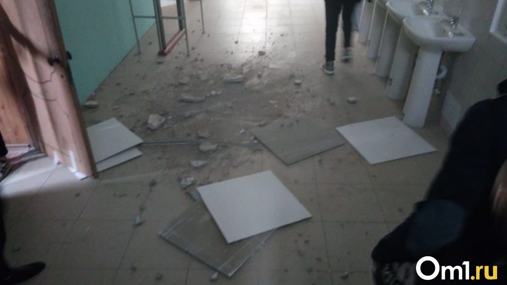 Омскую гимназию, в которой обрушился потолок, закрыли на ремонт
