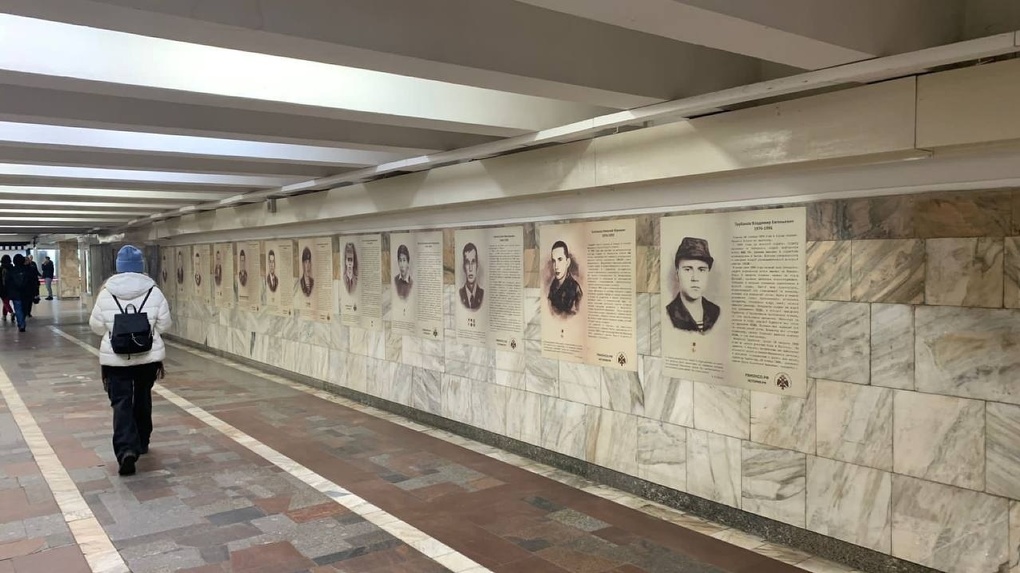 Начальник Новосибирского метрополитена Чмыхайло отменил установку киосков возле портретов героев войн