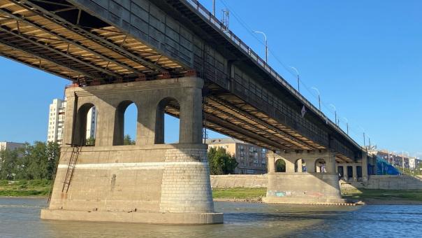 В Омске железная труба с Ленинградского моста рухнула на машину