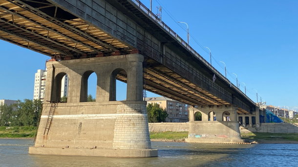 В Омске железная труба с Ленинградского моста рухнула на машину