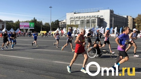 1500 участников и крики болельщиков: в центре Новосибирска проходит полумарафон Раевича. LIVE