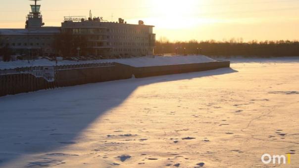 В Омске ребёнок едва не провалился под лёд
