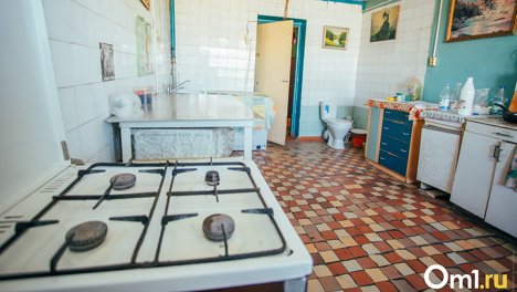 В Омске за девять миллионов рублей отремонтируют крышу «общаги», где жильцы терпят унитаз на кухне