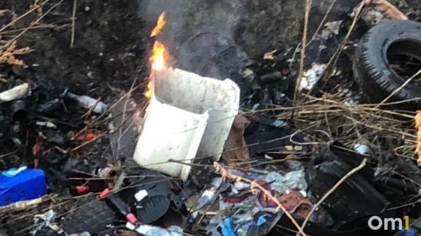 В Омске в куче сгоревшего мусора нашли тело мужчины