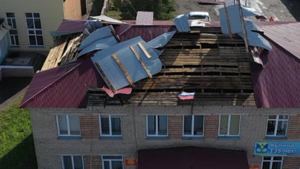 Снесло крыши: в Новосибирской области ураган повредил здания школ