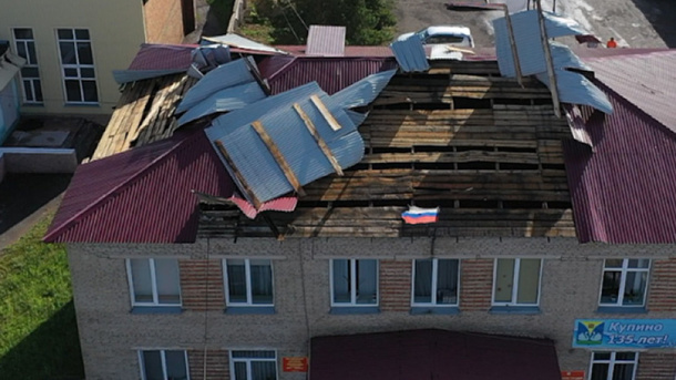 Снесло крыши: в Новосибирской области ураган повредил здания школ