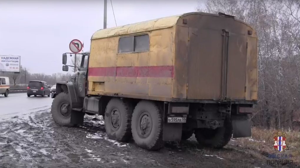 Мужчина угнал грузовик техпомощи, чтобы покататься по Омску