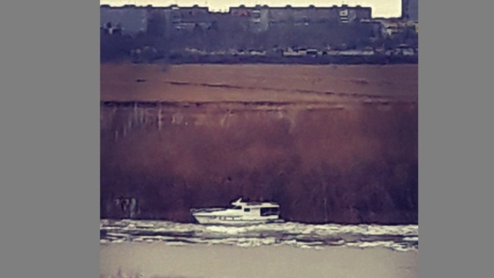 В Омске во время ледохода к берегу прибило яхту