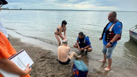 Пенсионер потерял сознание на пляже: холодная вода едва не привела к трагедии