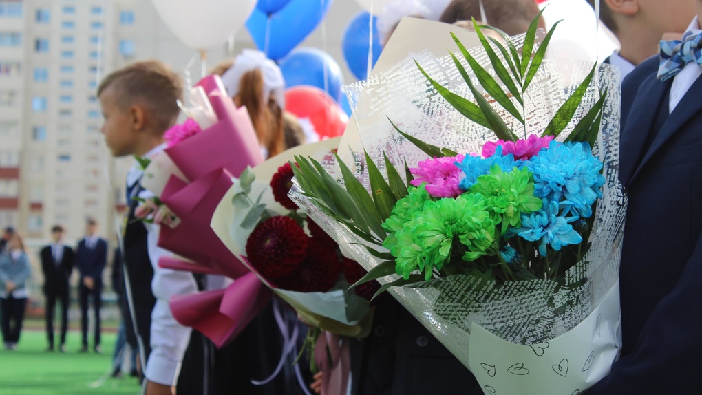 Цветы педагогу на 1 сентября: топ цветочно-букетных лайфхаков для родителей новосибирских школьников