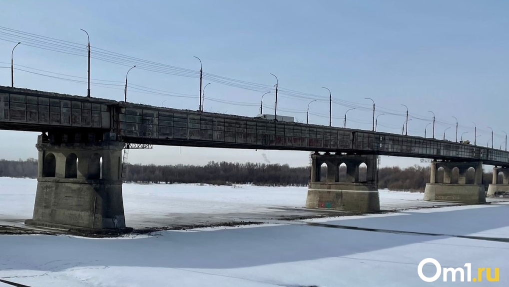 Омичам рассказали, почему после ночного ремонта на Ленинградском мосту остались ямы