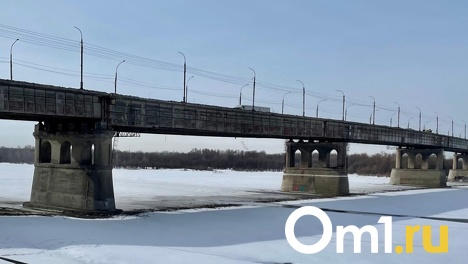 Омичам рассказали, почему после ночного ремонта на Ленинградском мосту остались ямы