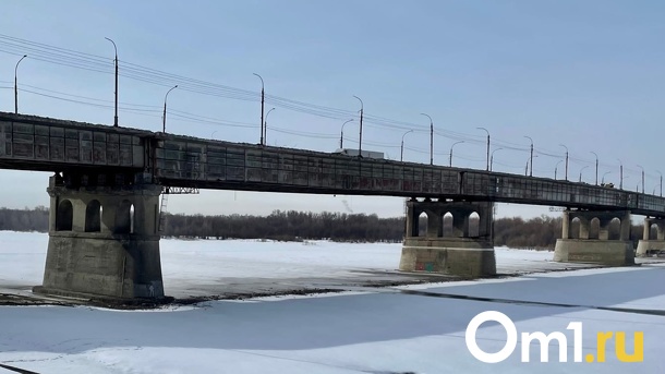 Омичам рассказали, почему после ночного ремонта на Ленинградском мосту остались ямы