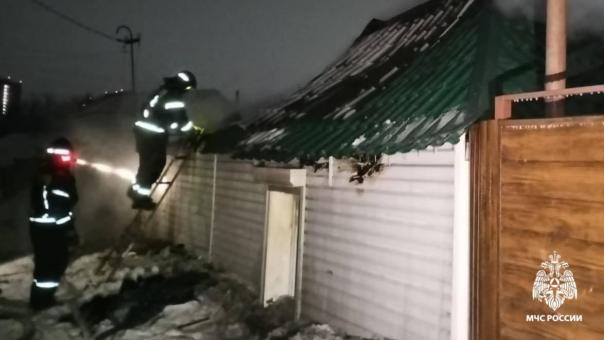 В Новосибирске психологи МЧС работают на месте пожара, унёсшего жизни трёх человек