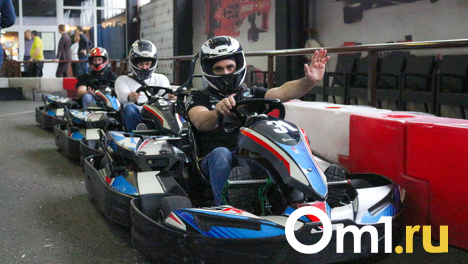 «Это помогает наладить контакт». В Омске риелторы, банкиры и застройщики устроили гонки на картах